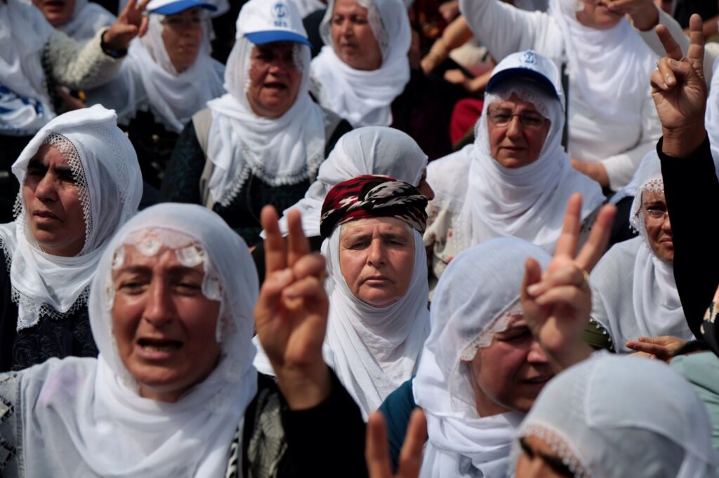 Beyaz tülbent...“Barış Anneleri” ile sadece sıradan Kürt kadınının baş örtüsü olmayı aşar ve politik bir anlama bürünerek barış aktivizminin sembolüne dönüşür.