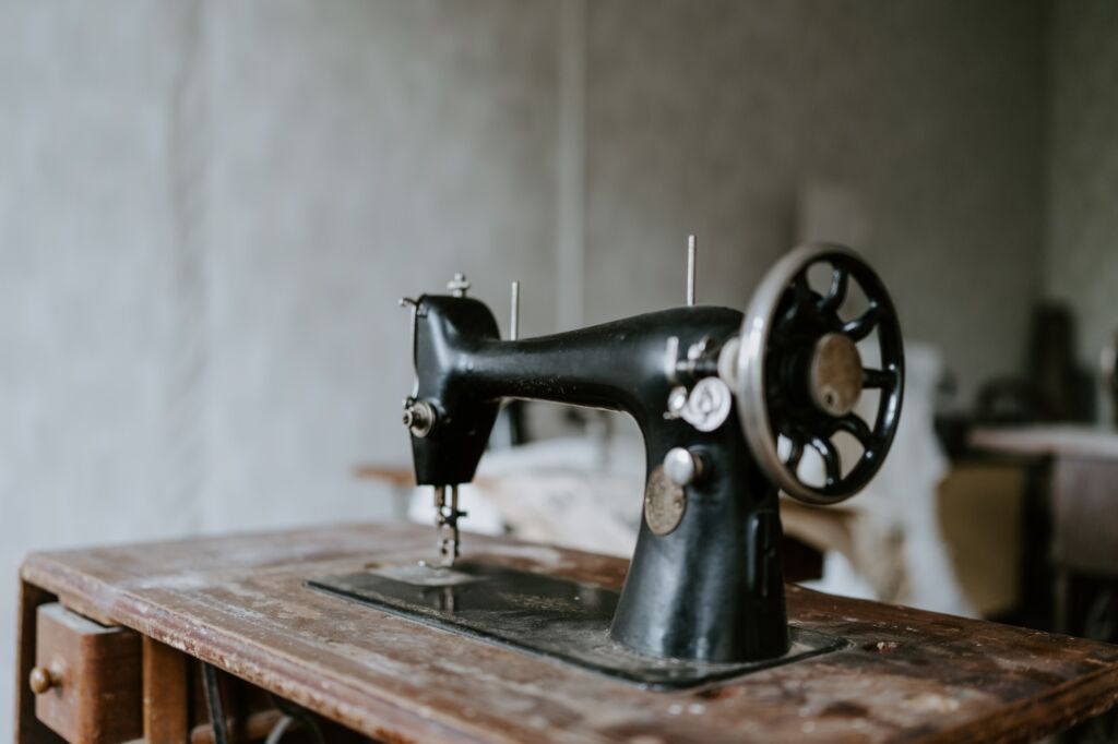 Bugün dikiş makineleri, çeşitli işlevleri olan çok sayıda modeliyle tekstil endüstrisinin temeli olmanın yanı sıra, ev tipi modelleriyle de hem bir hobi aracı hem de ev içi emeğin bir parçası olmaya devam ediyor.